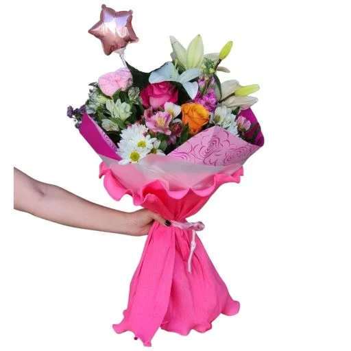Ramo de flores con rosas para nacimiento rosa